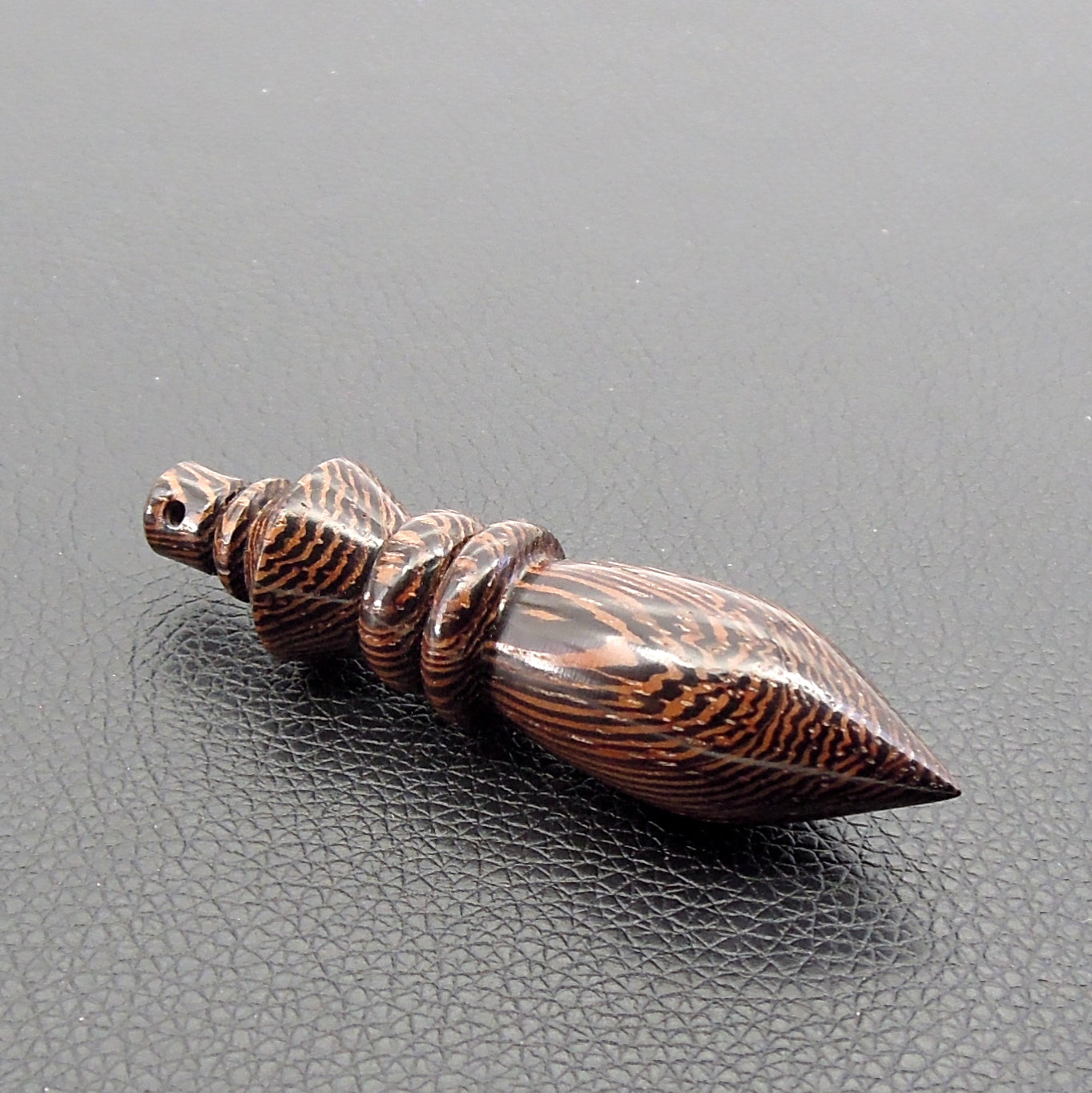 Pendule artisanal de radiesthésie en wenge avec oeilleton.