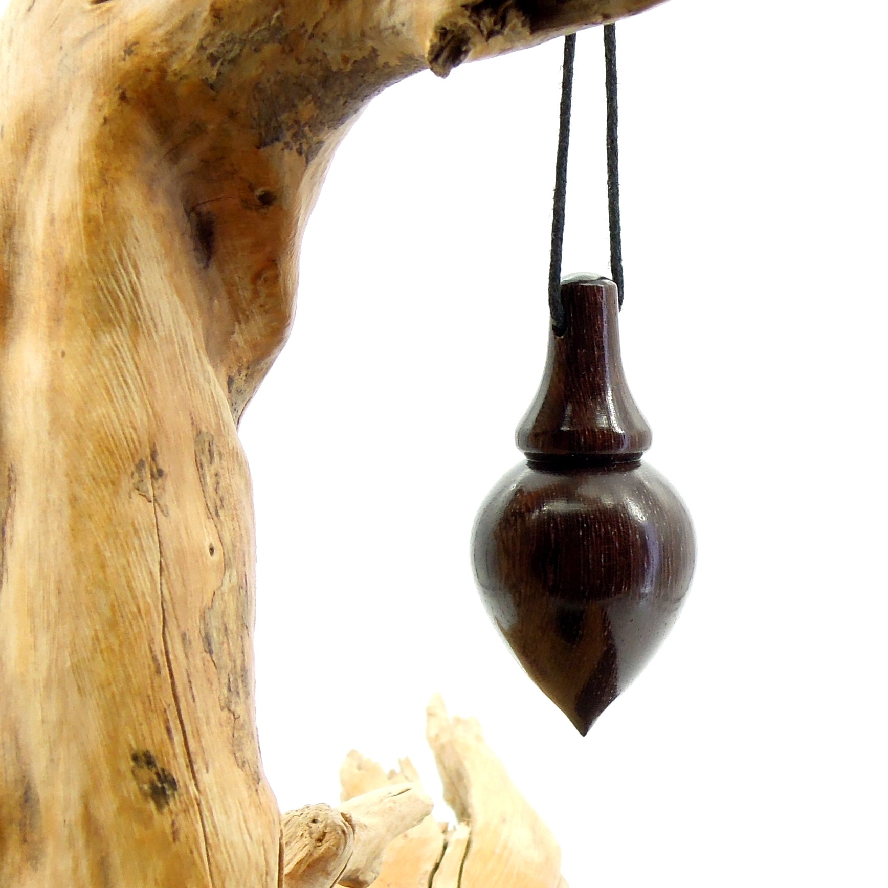 Pendule artisanal de radiesthésie en bannia avec oeilleton.