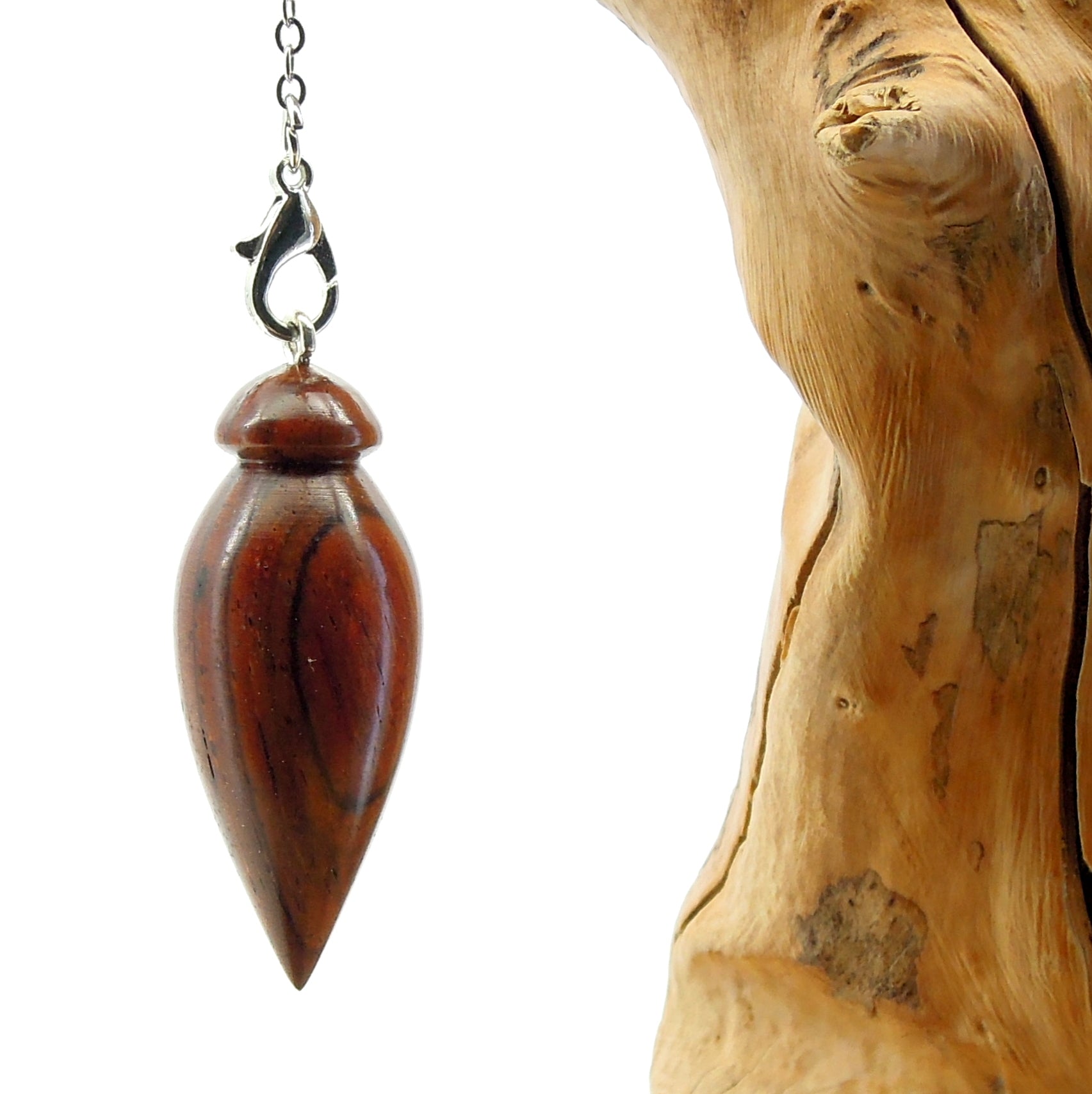 Pendule artisanal de radiesthésie en bois exotique avec chainette.