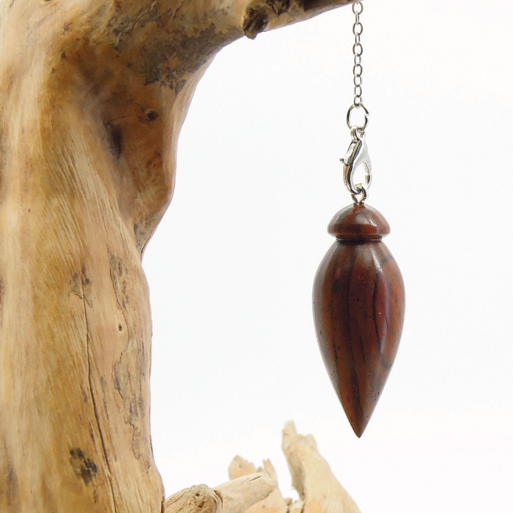 Pendule artisanal de radiesthésie en bois exotique avec chainette.