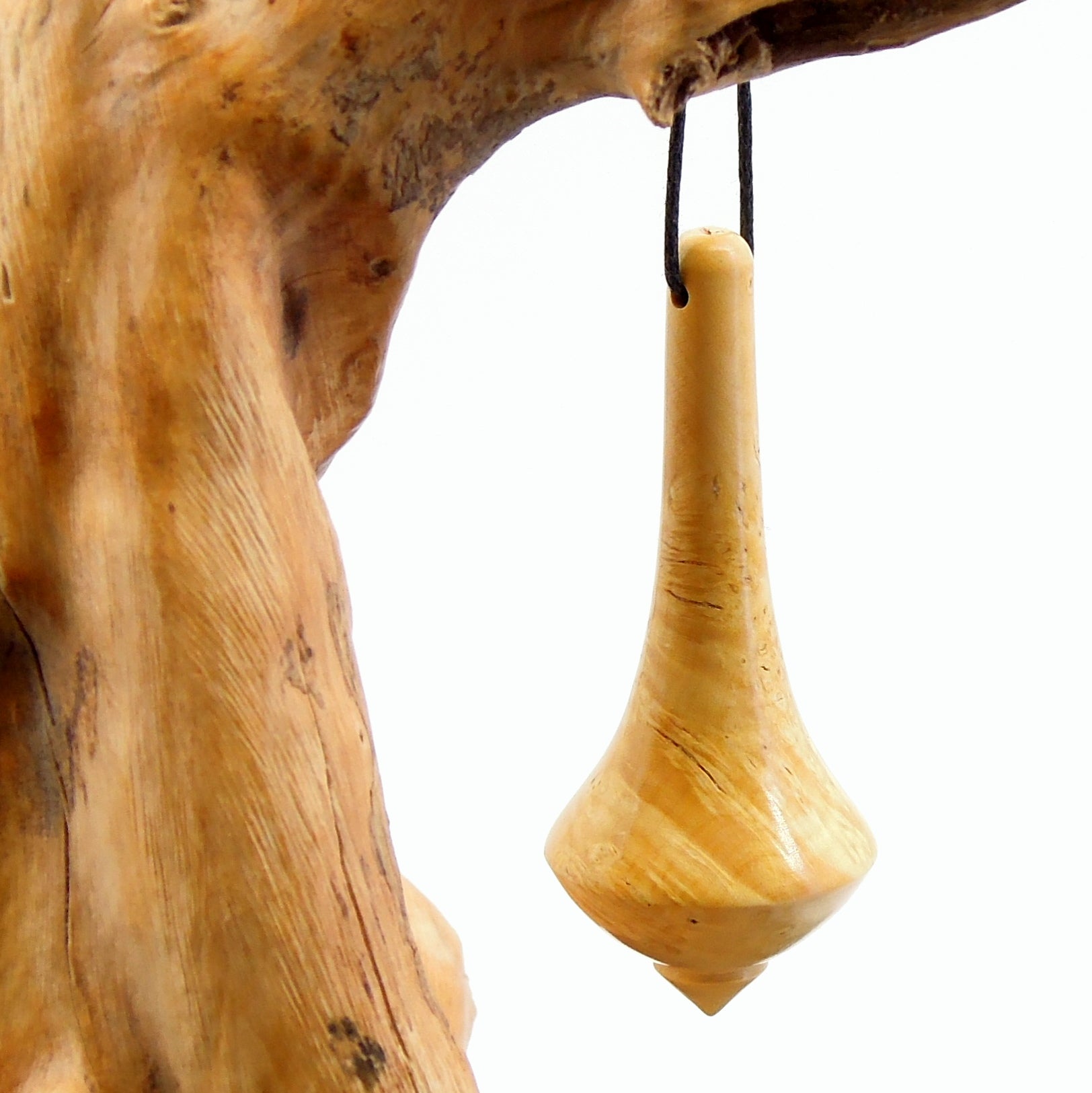 pendule artisanal de radiesthésie en buis avec oeilleton.