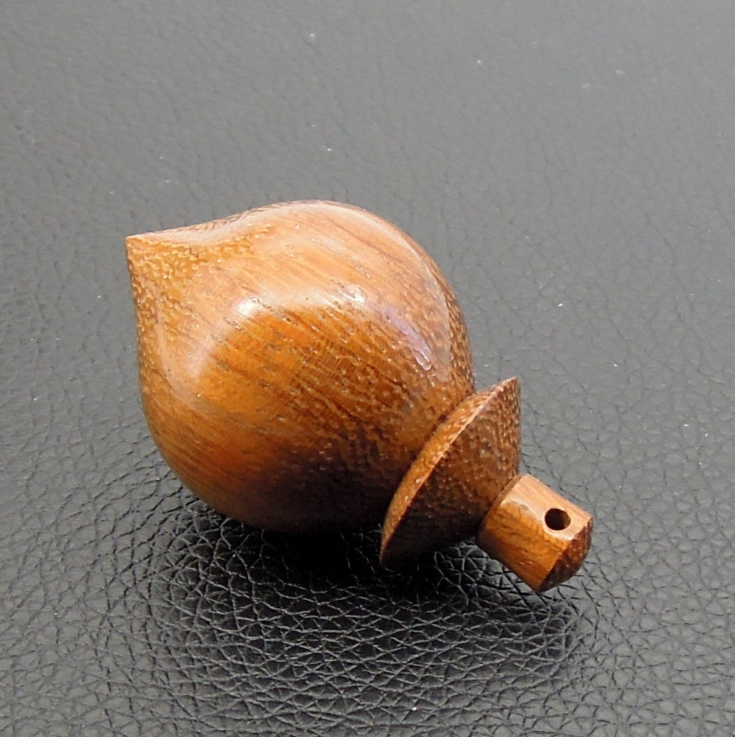Pendule artisanal de radiesthésie en robinier avec oeilleton.