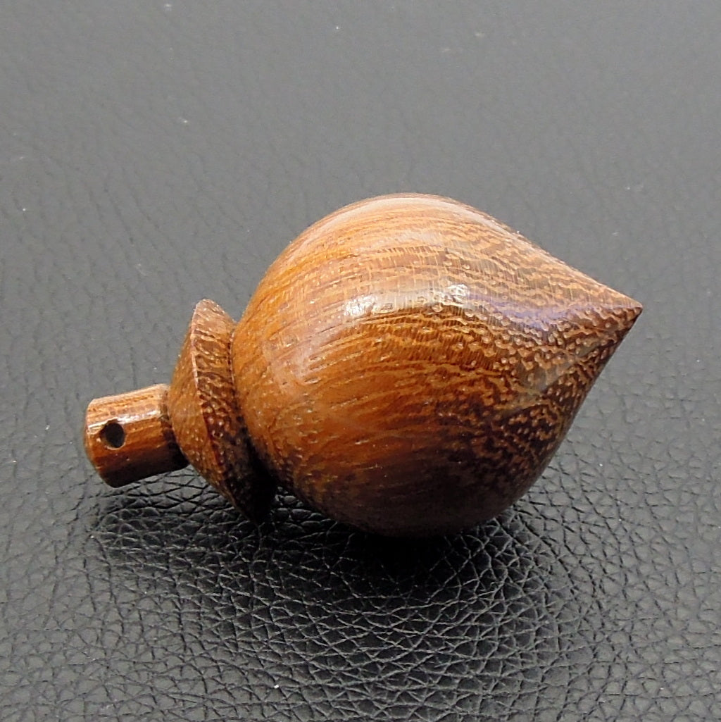 Pendule artisanal de radiesthésie en robinier avec oeilleton.