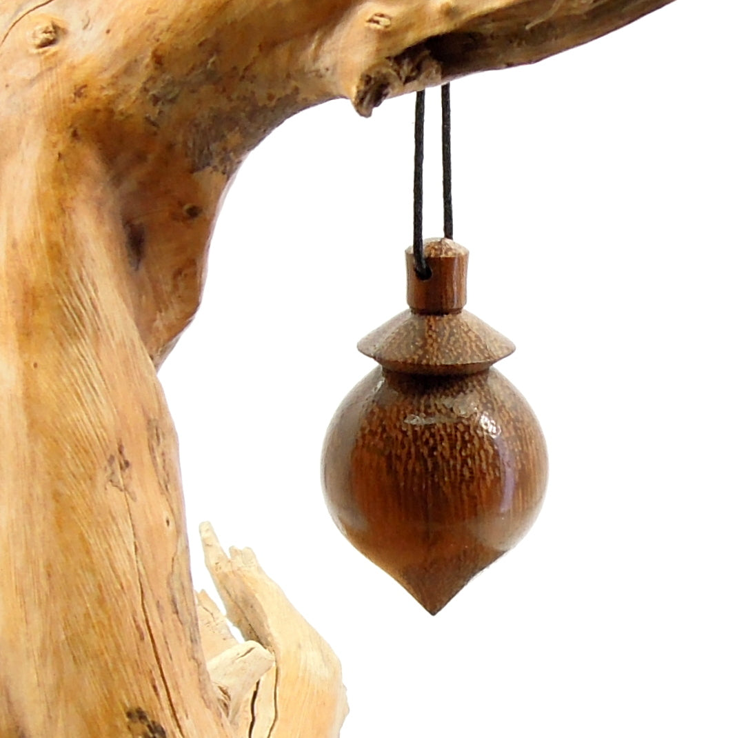 Pendule artisanal de radiesthésie en robinier avec oeilleton.