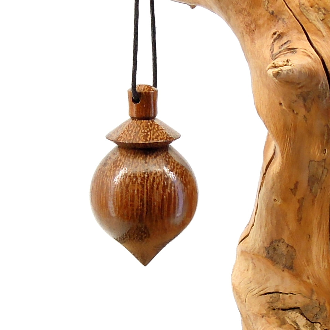 Pendule artisanal de radiesthésie en robinier avec oeilleton.