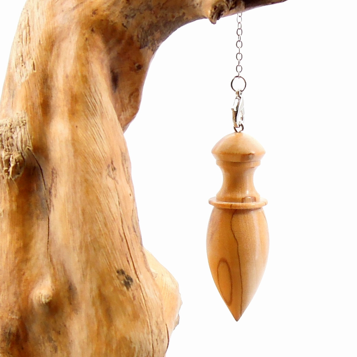 Pendule artisanal divinatoire en olivier avec chainette..