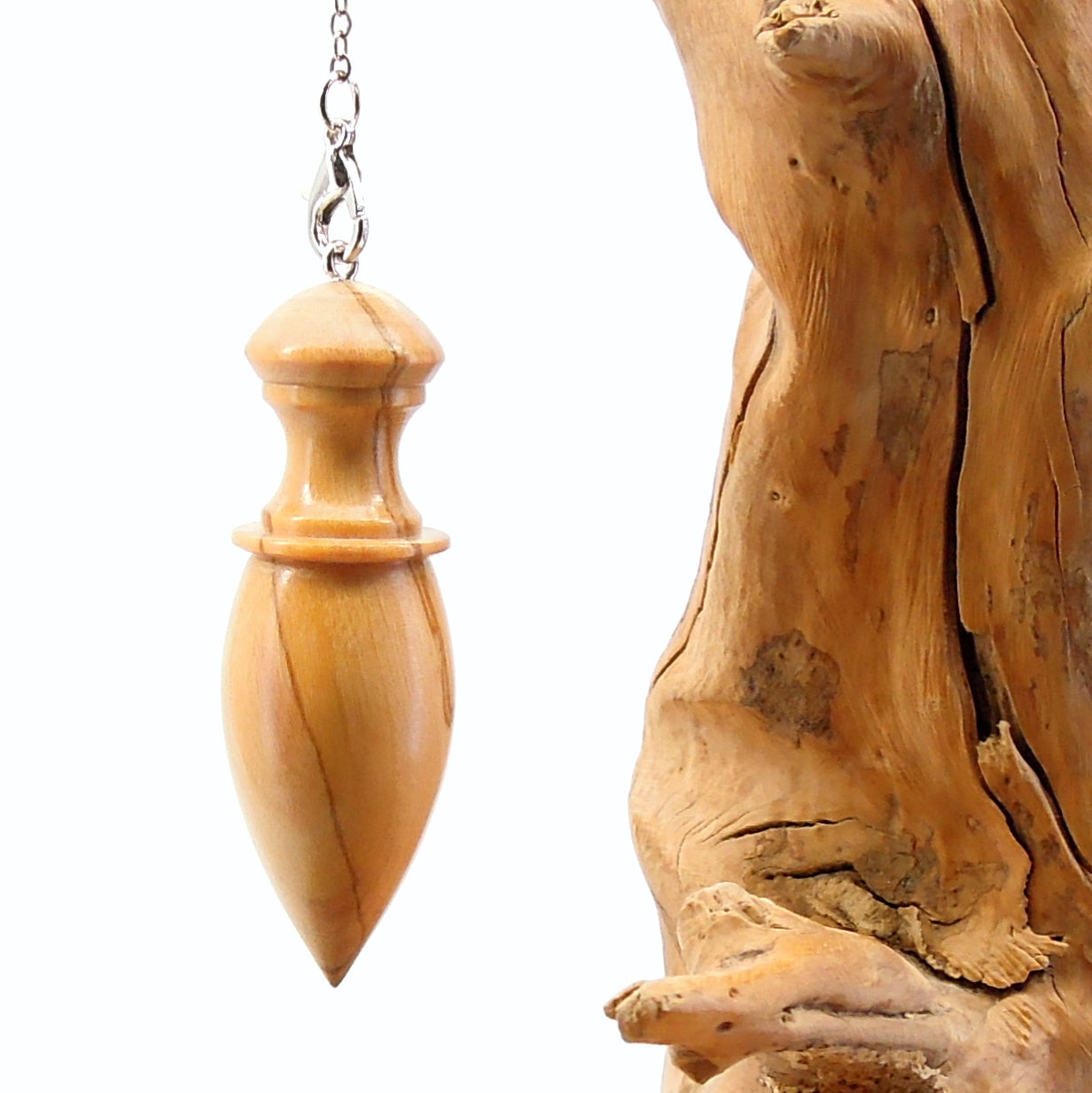 Pendule artisanal divinatoire en olivier avec chainette..