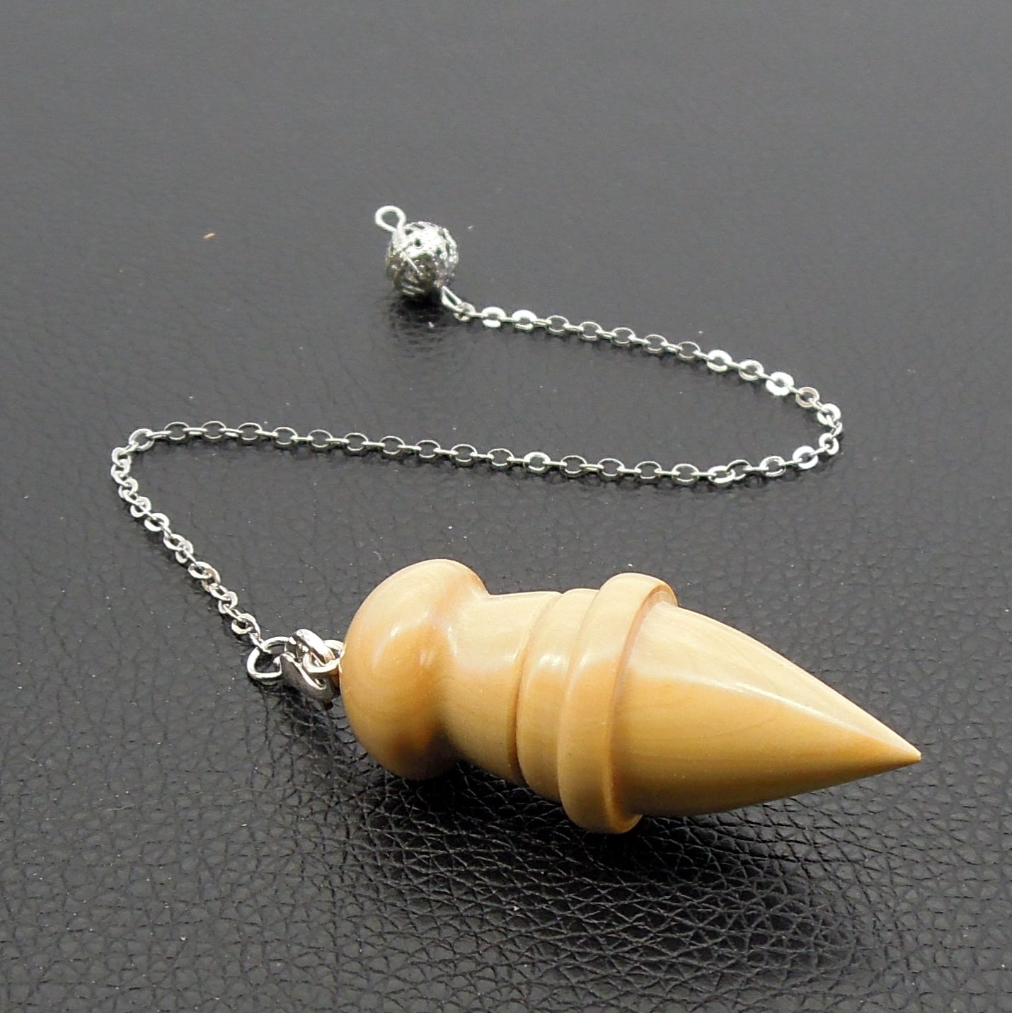 Pendule artisanal de radiesthésie en buis avec chainette.