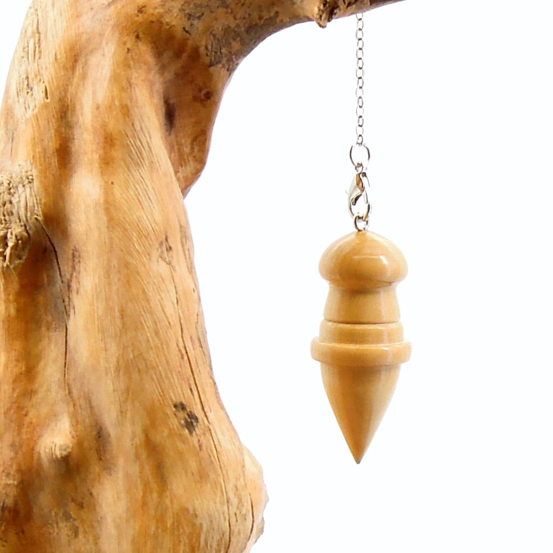 Pendule artisanal de radiesthésie en buis avec chainette.