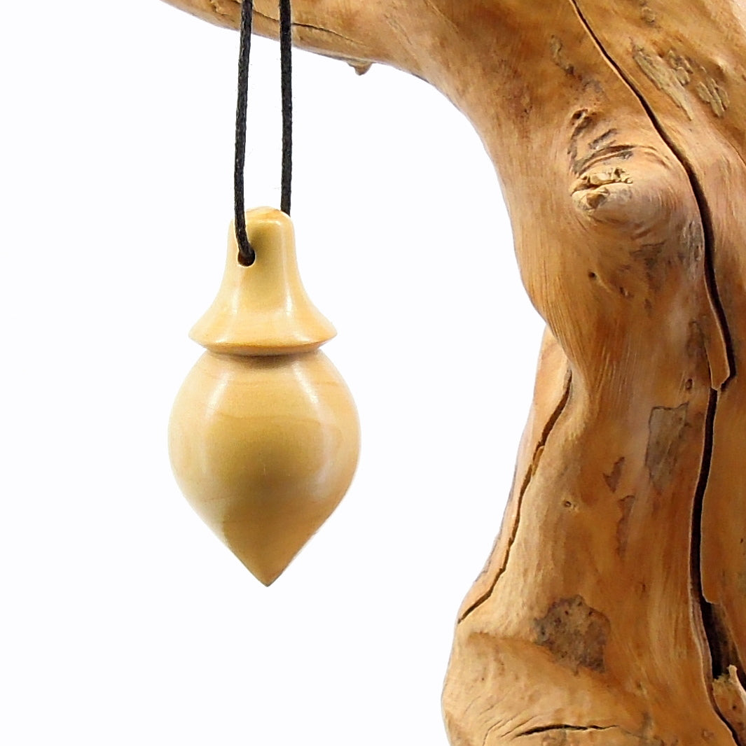 Pendule artisanal de radiesthésie en buis avec oeilleton.