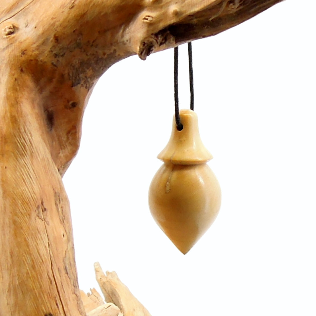 Pendule artisanal de radiesthésie en buis avec oeilleton.