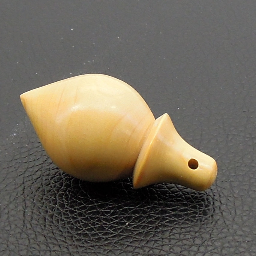 Pendule artisanal de radiesthésie en buis avec oeilleton.