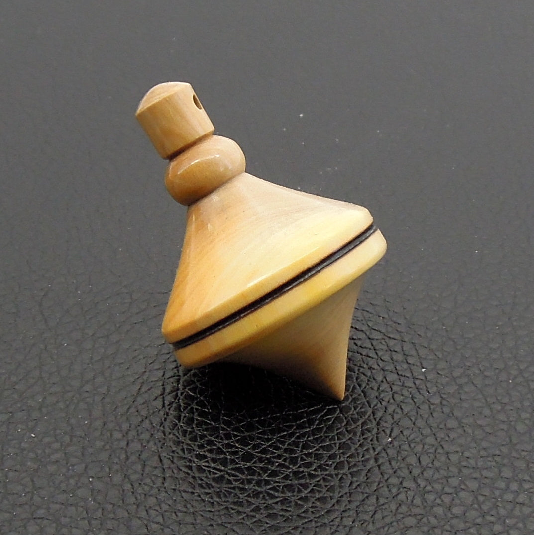 Pendule artisanal de radiesthésie en buis avec oeilleton.