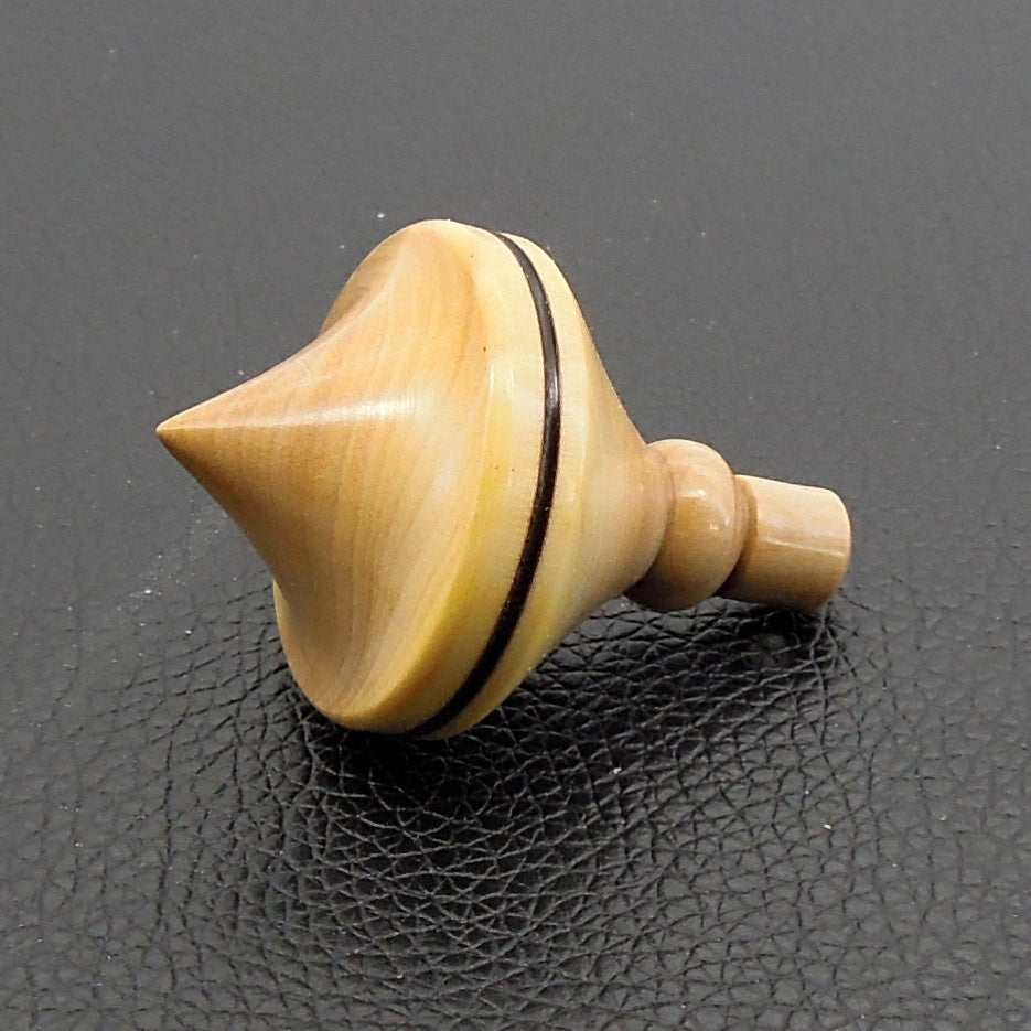 Pendule artisanal de radiesthésie en buis avec oeilleton.