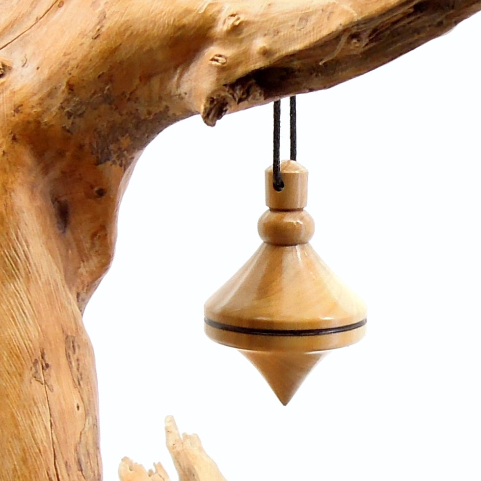 Pendule artisanal de radiesthésie en buis avec oeilleton.