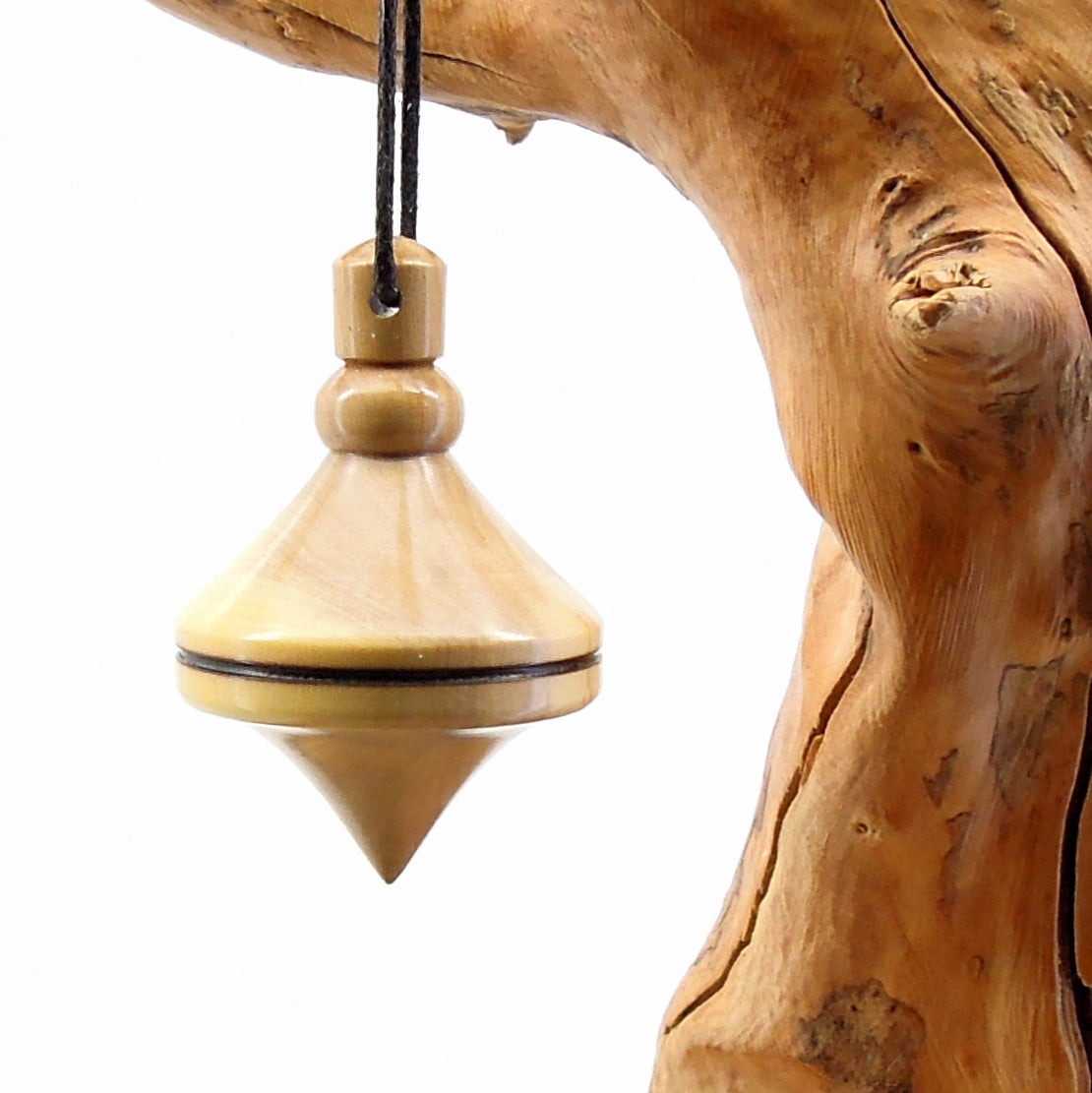 Pendule artisanal de radiesthésie en buis avec oeilleton.
