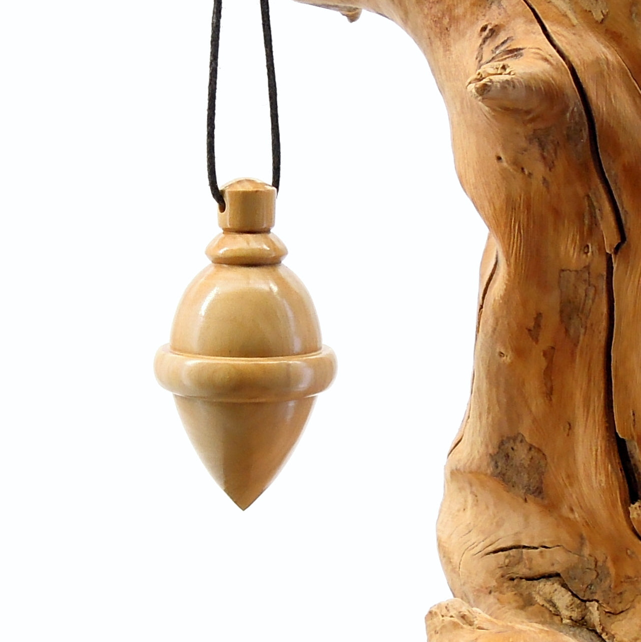 Pendule artisanal de radiesthésie en buis avec oeilleton.