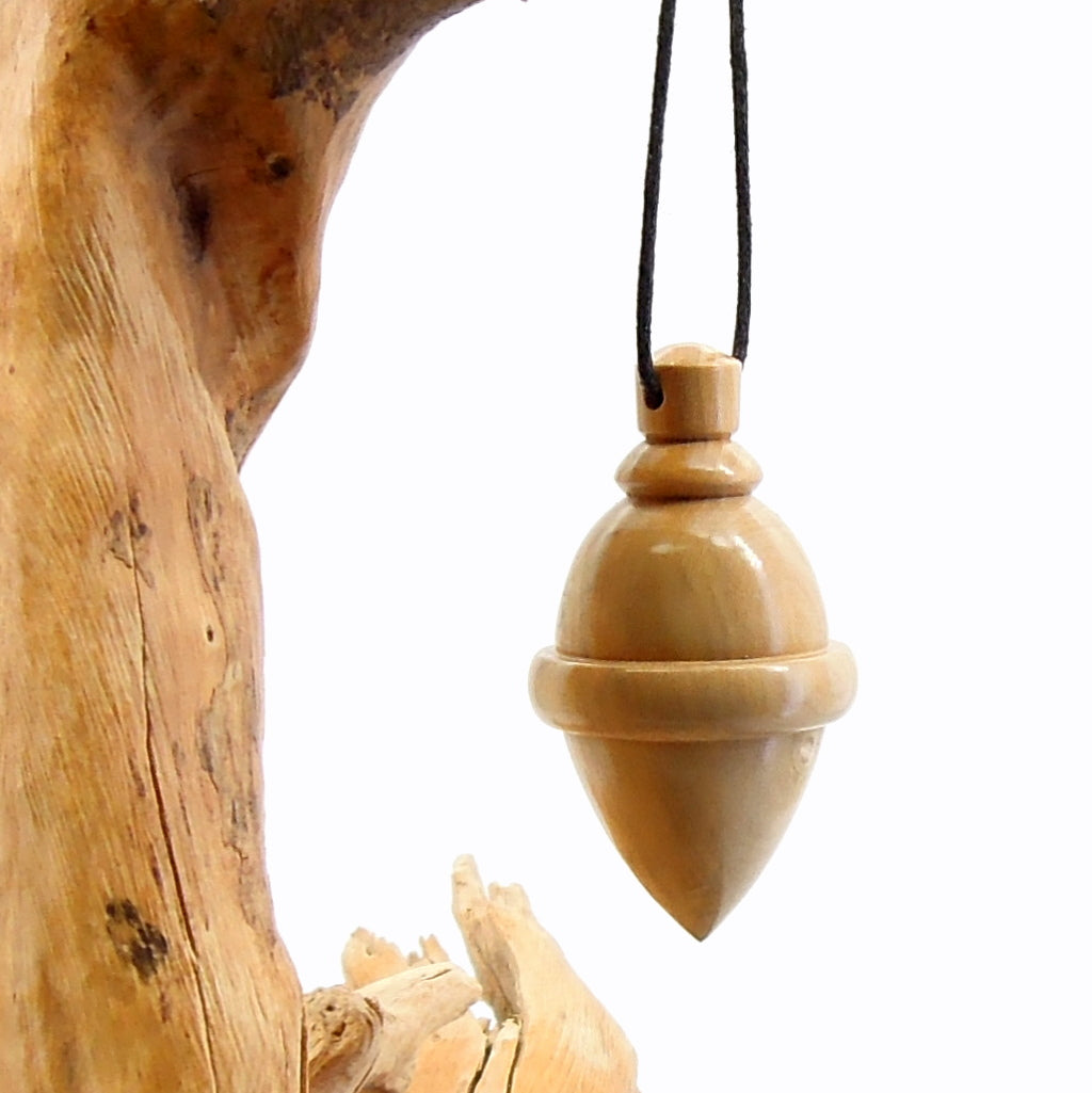 Pendule artisanal de radiesthésie en buis avec oeilleton.