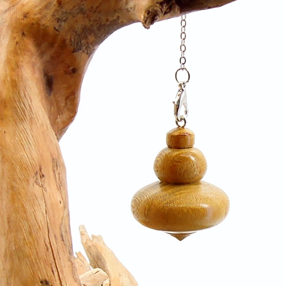 Pendule artisanal de radiesthésie en murier avec chainette.