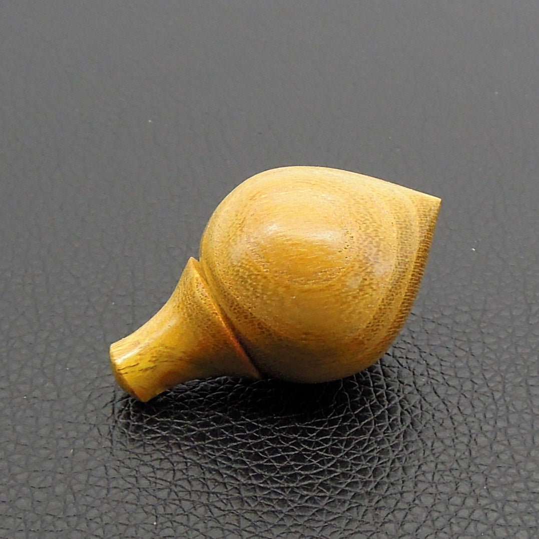 Pendule artisanal de radiesthésie en murier avec oeilleton.