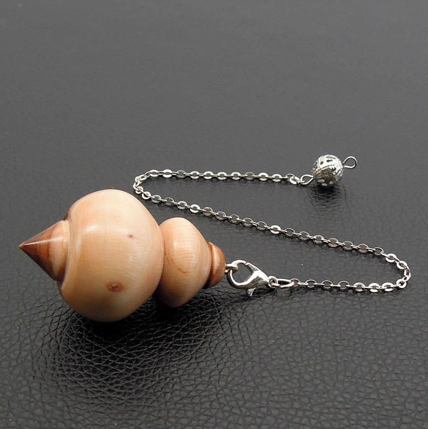 Pendule artisanal divinatoire en cornouiller avec chainette