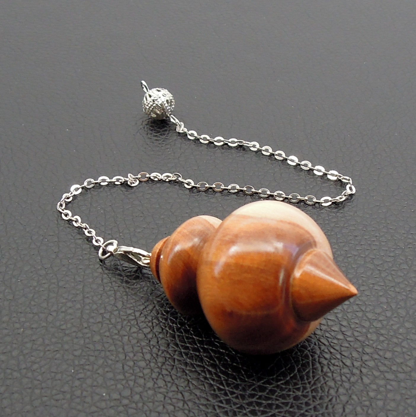 Pendule artisanal divinatoire en cornouiller avec chainette