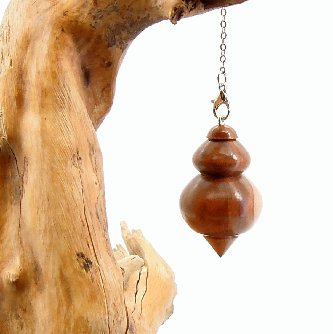 Pendule artisanal divinatoire en cornouiller avec chainette