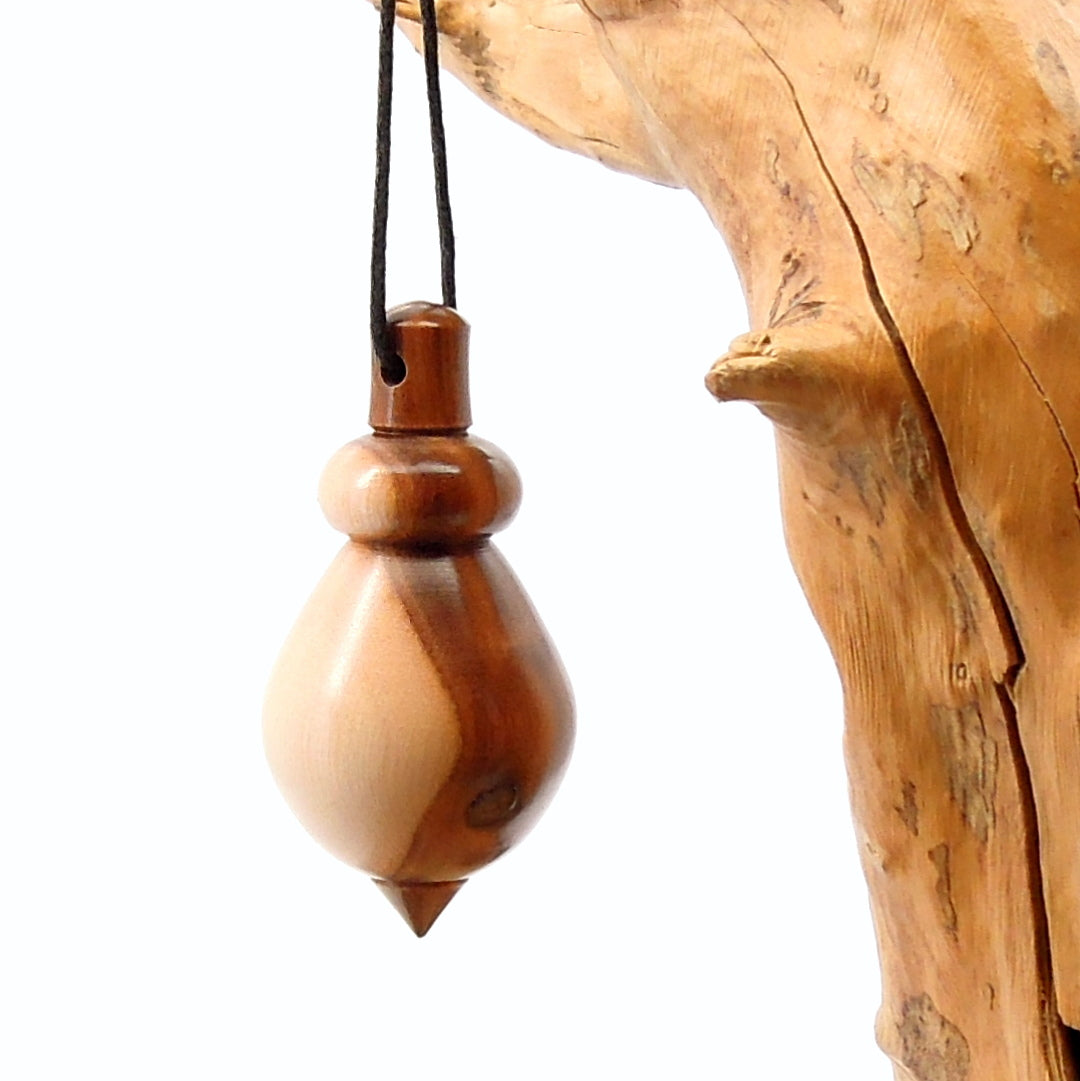 Pendule artisanal divinatoire en cornouiller avec oeilleton