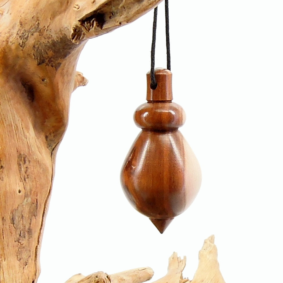 Pendule artisanal divinatoire en cornouiller avec oeilleton