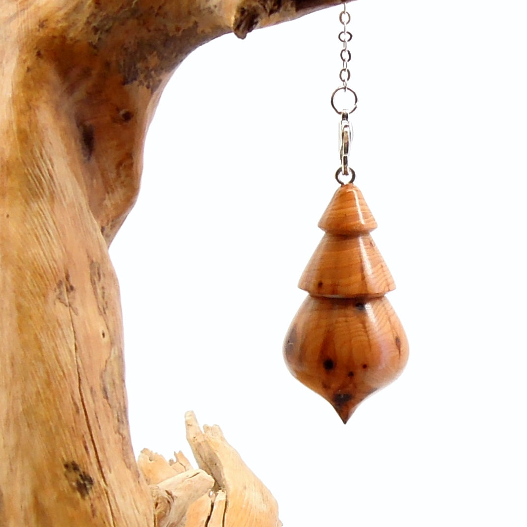 Pendule artisanal divinatoire en if avec chainette.