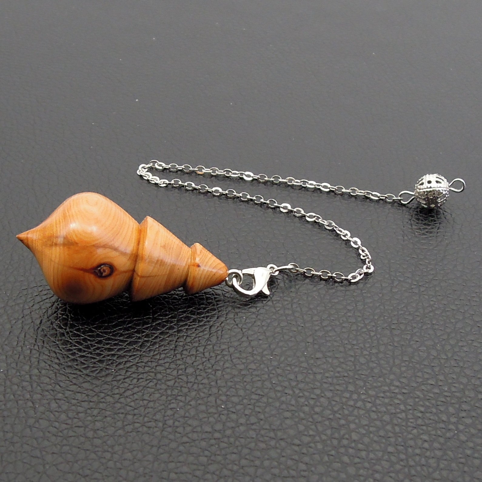 Pendule artisanal divinatoire en if avec chainette.