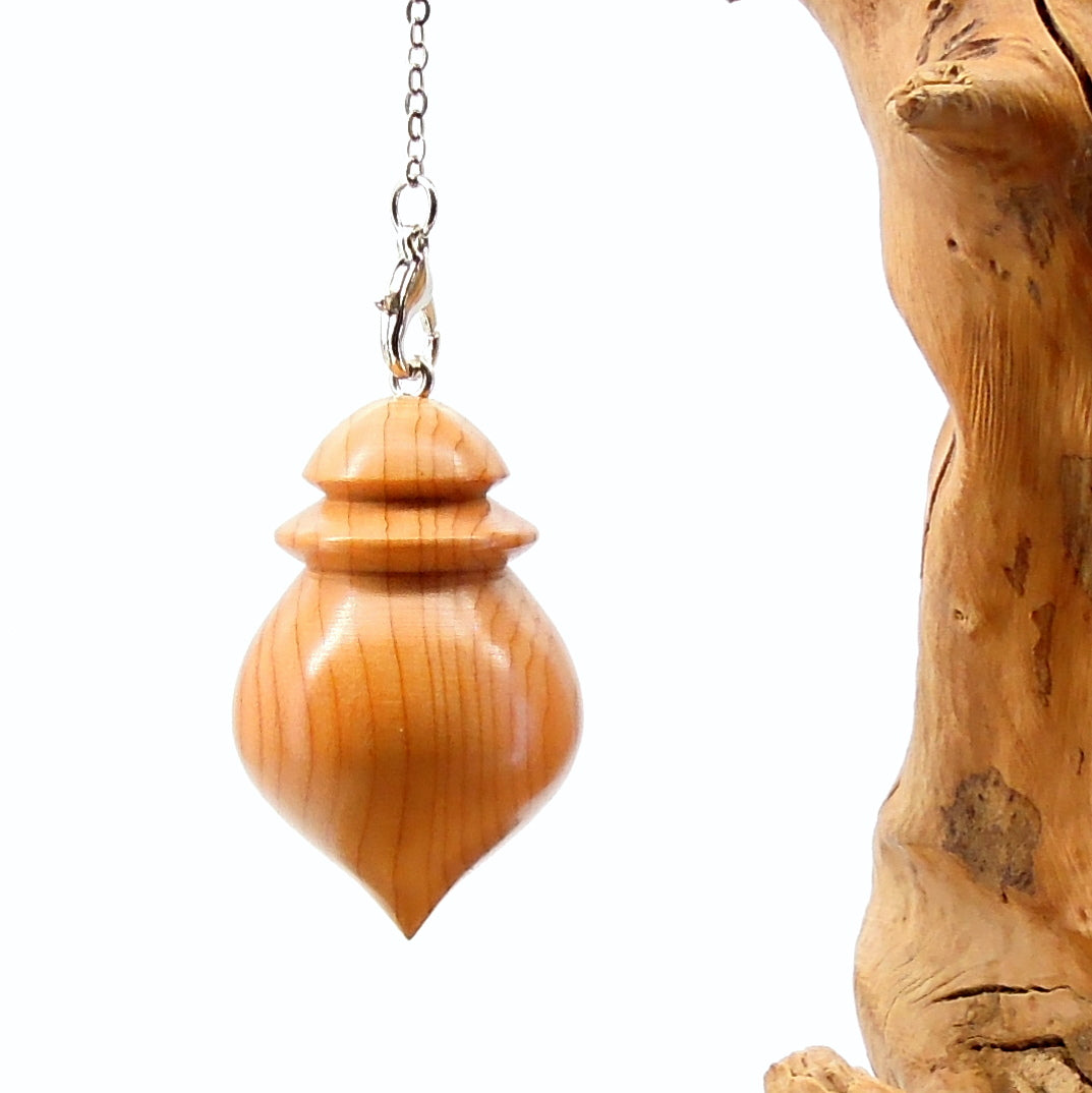 Pendule artisanal divinatoire en if avec chainette.