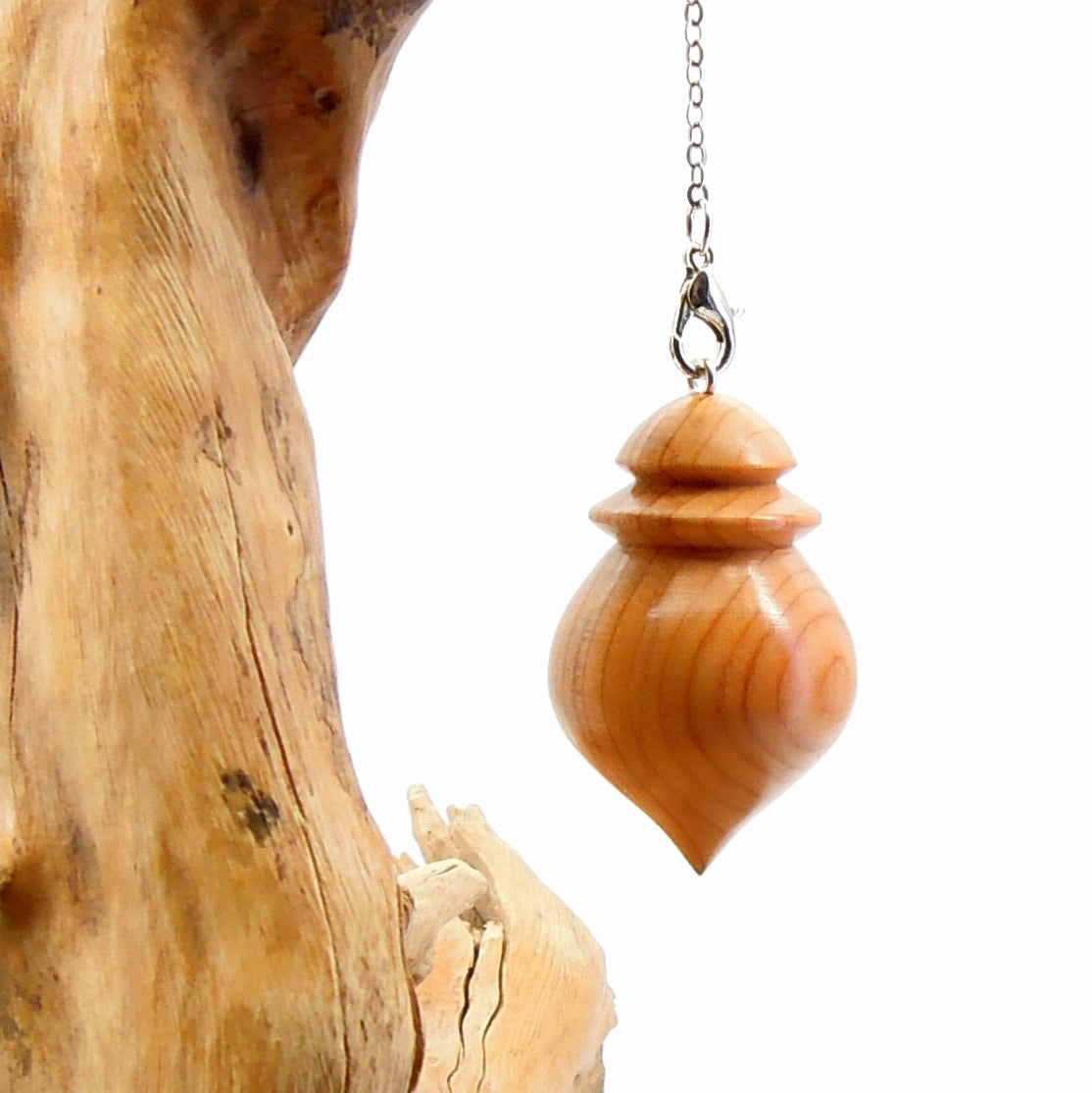 Pendule artisanal divinatoire en if avec chainette.