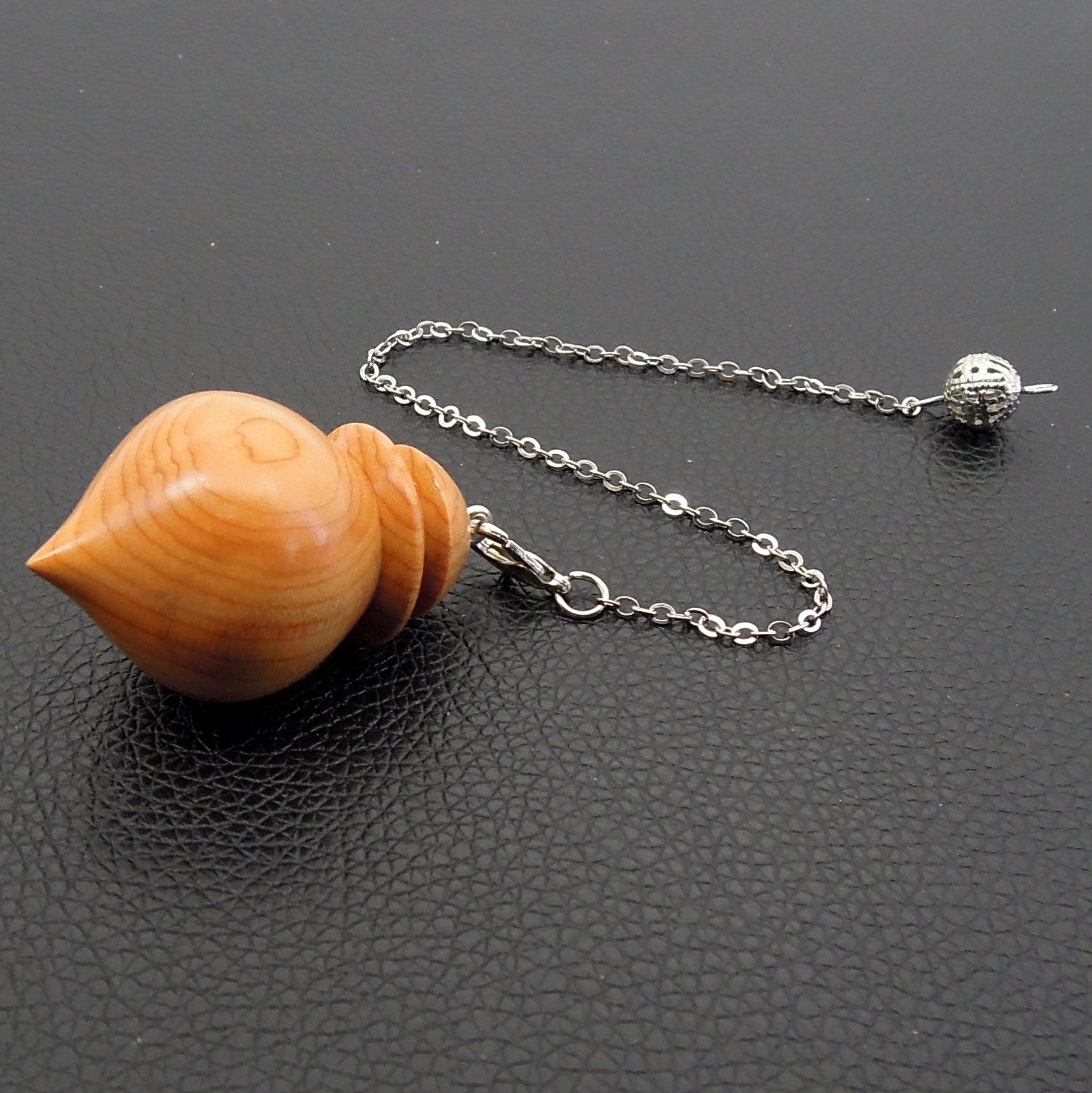 Pendule artisanal divinatoire en if avec chainette.