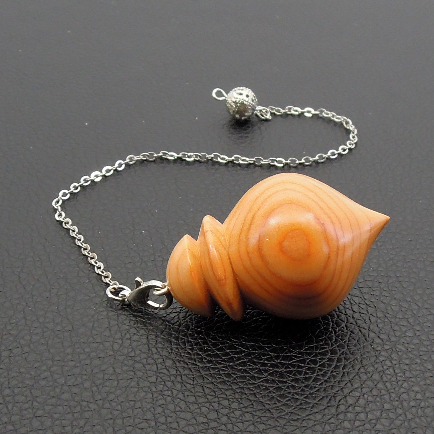 Pendule artisanal divinatoire en if avec chainette.