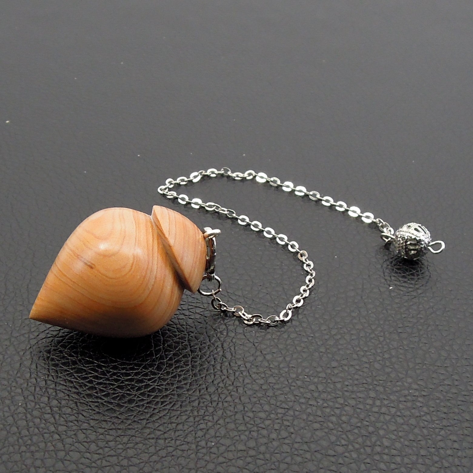Pendule artisanal divinatoire en if avec chainette.