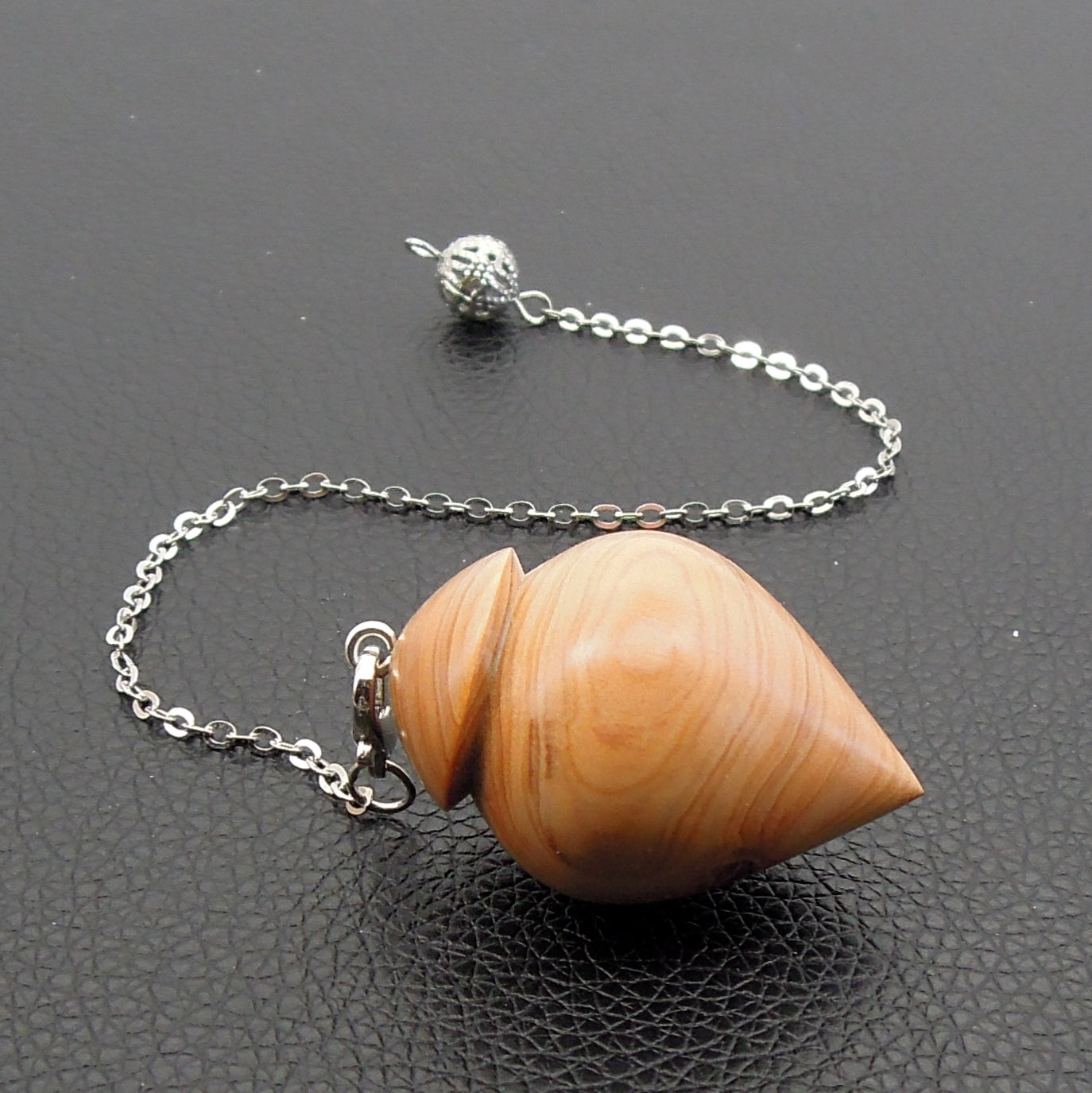 Pendule artisanal divinatoire en if avec chainette.