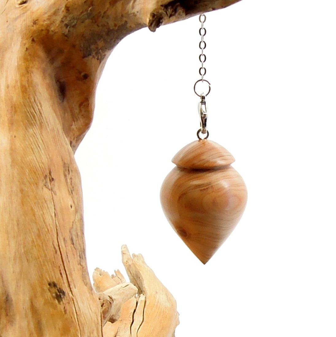 Pendule artisanal divinatoire en if avec chainette.
