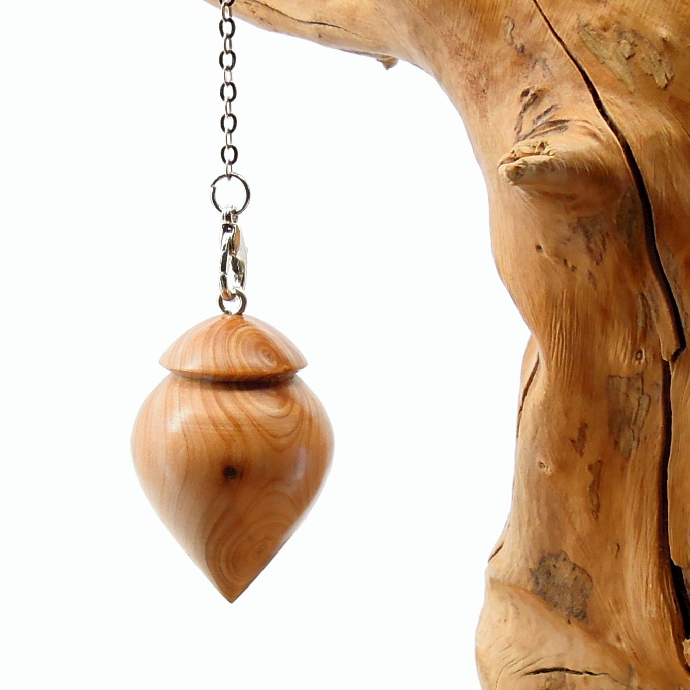 Pendule artisanal divinatoire en if avec chainette.