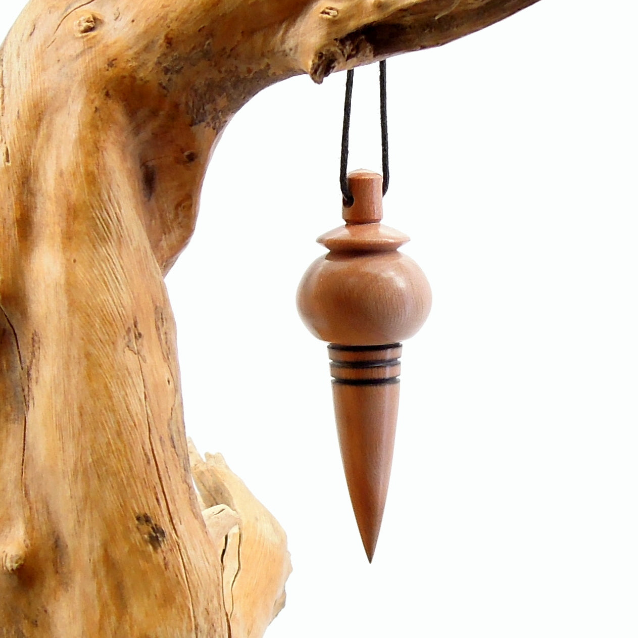 Pendule artisanal divinatoire en cornouiller avec oeilleton