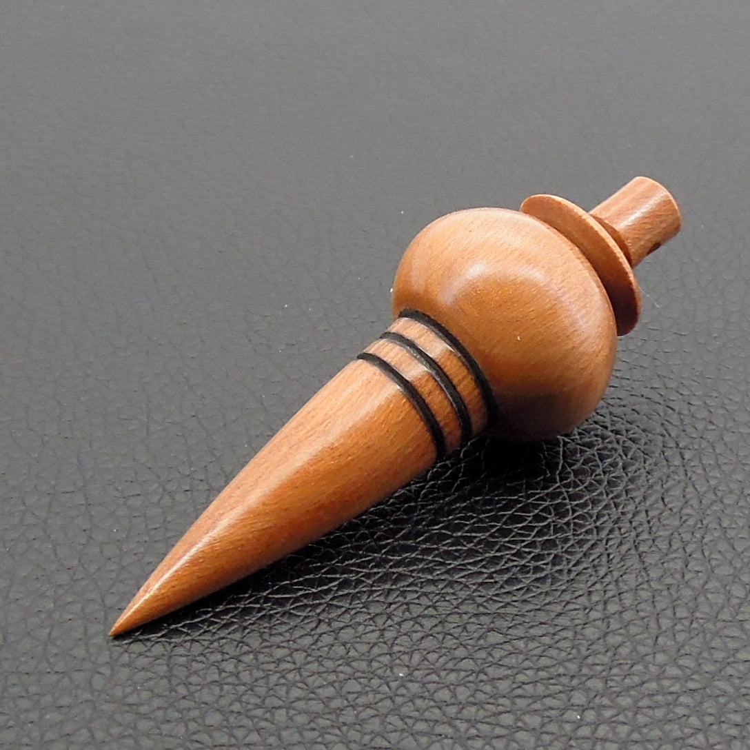 Pendule artisanal divinatoire en cornouiller avec oeilleton