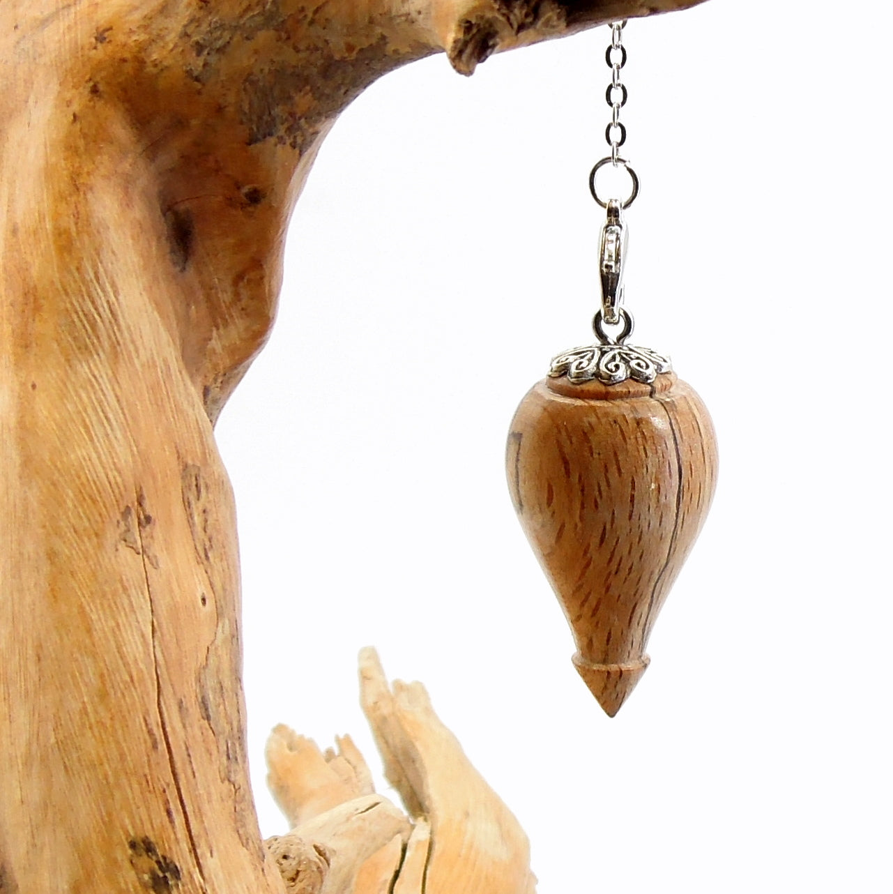 Pendule artisanal de radiesthésie en hêtre échauffé avec chainette et calotte.
