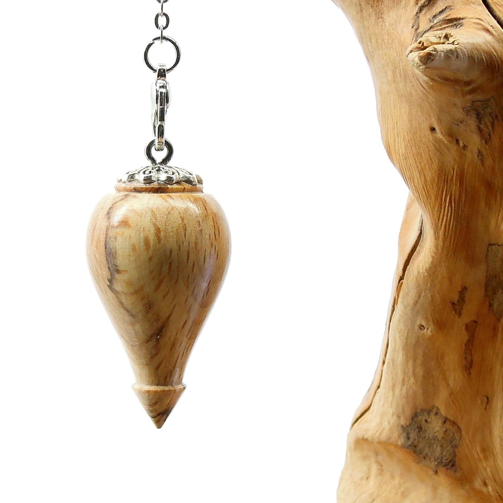 Pendule artisanal de radiesthésie en hêtre échauffé avec chainette et calotte.