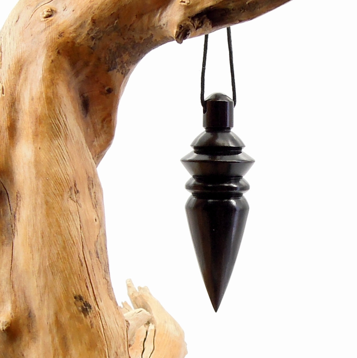 Pendule de radiesthésie artisanal en bois exotique avec oeilleton