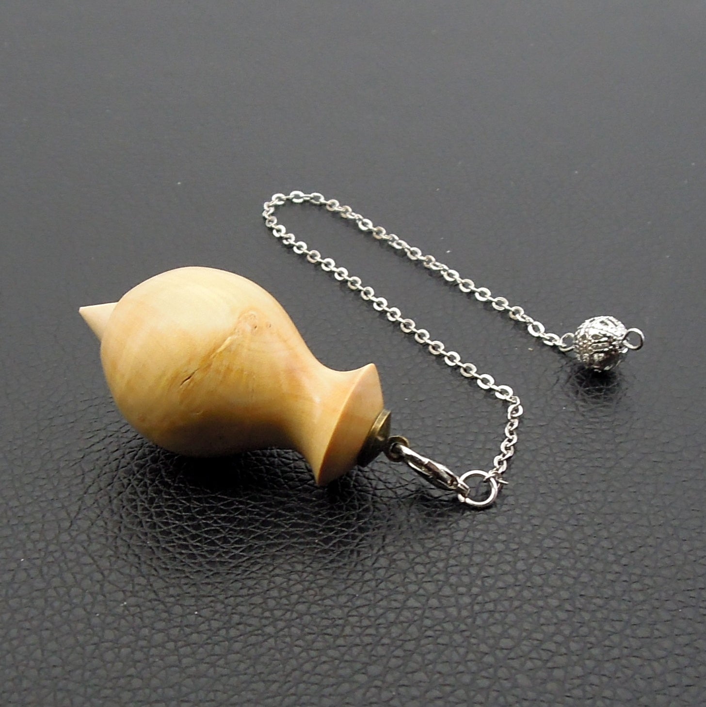Pendule artisanal de radiesthésie en buis avec chainette..
