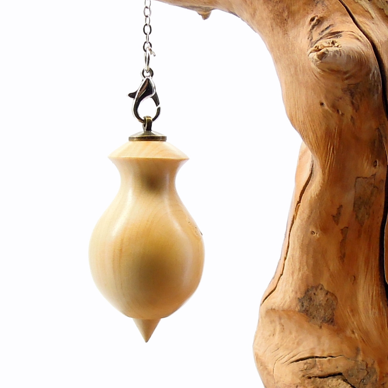 Pendule artisanal de radiesthésie en buis avec chainette..