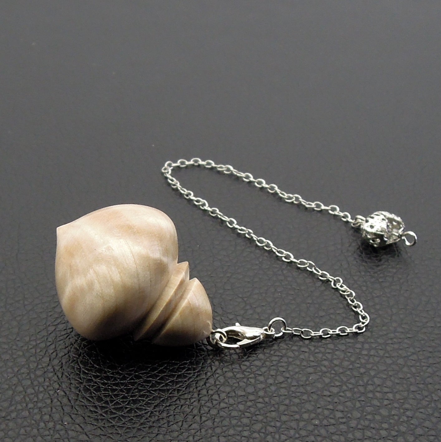 Pendule artisanal de radiesthésie en érable ondé avec chainette.