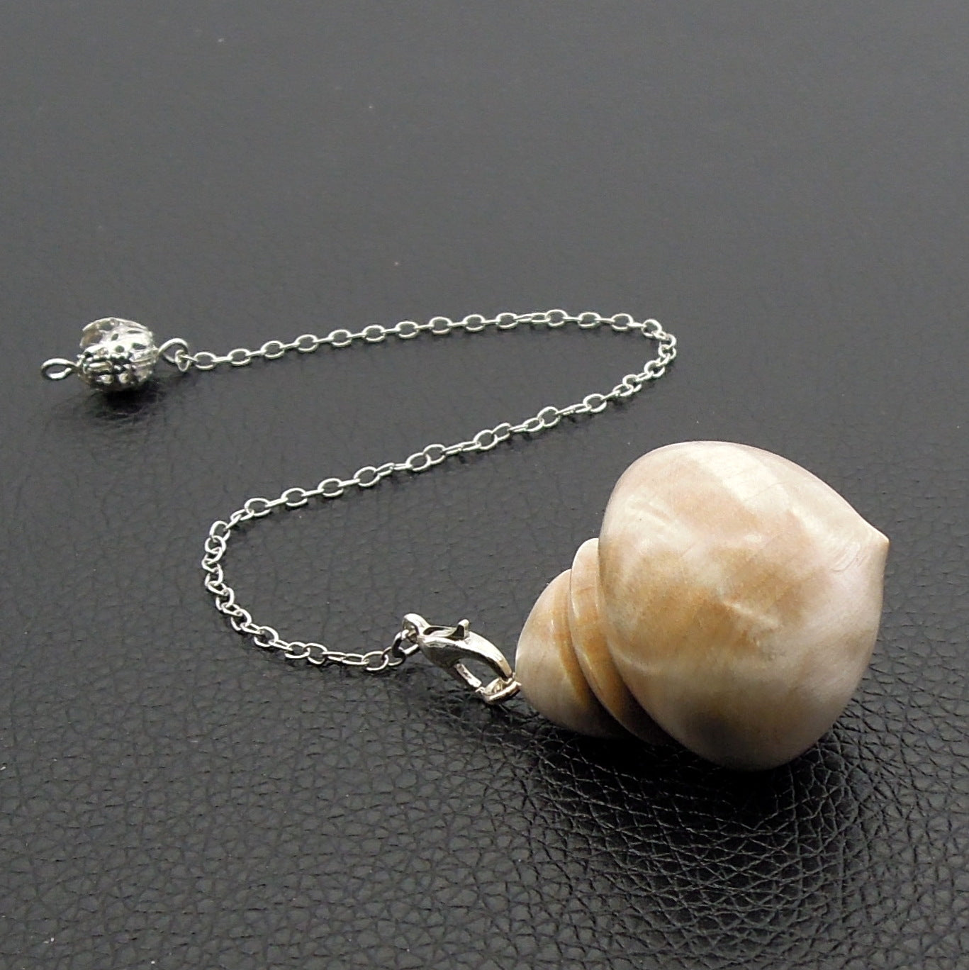 Pendule artisanal de radiesthésie en érable ondé avec chainette.