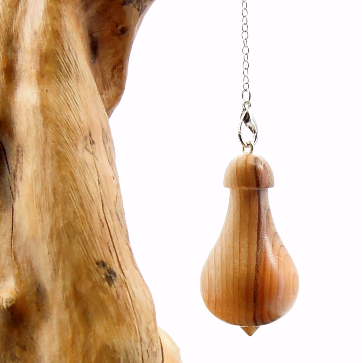 Pendule artisanal divinatoire en if avec chainette.