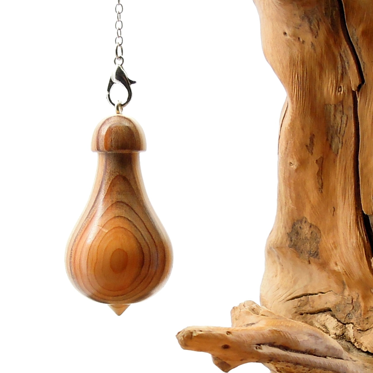 Pendule artisanal divinatoire en if avec chainette.
